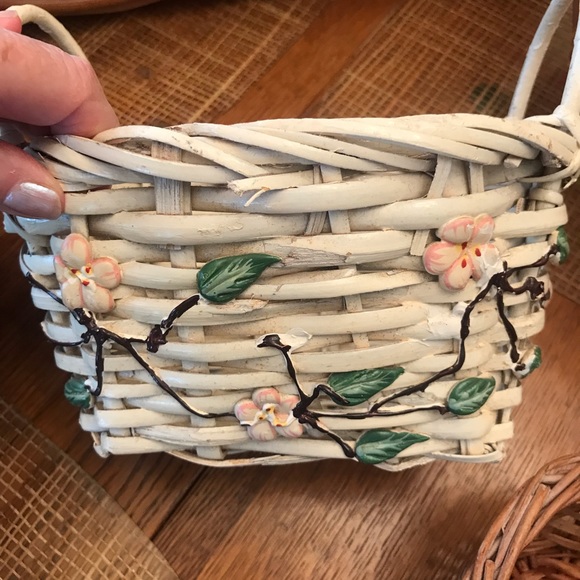 FIVE Beautiful handwoven BASKETS - Picture 5 of 15